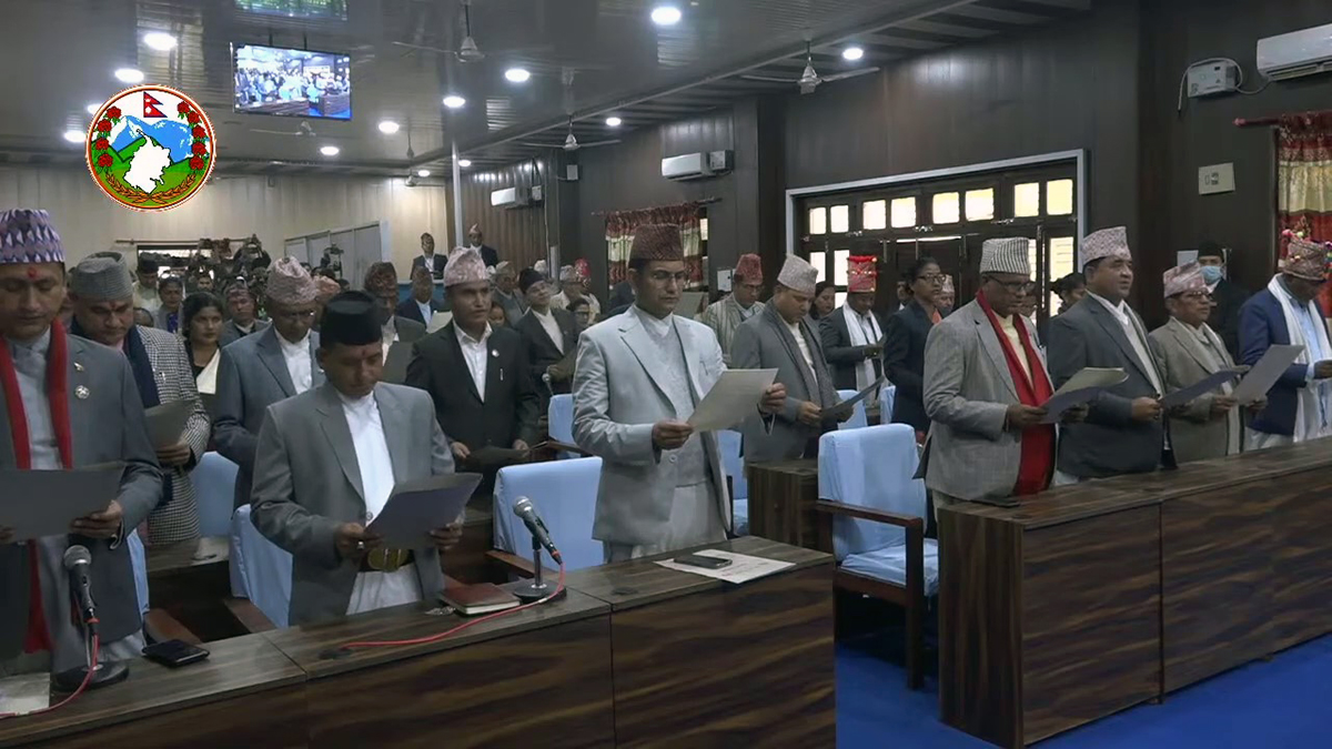 सुदूरपश्चिम प्रदेशसभा सदस्यहरूले लिए शपथ